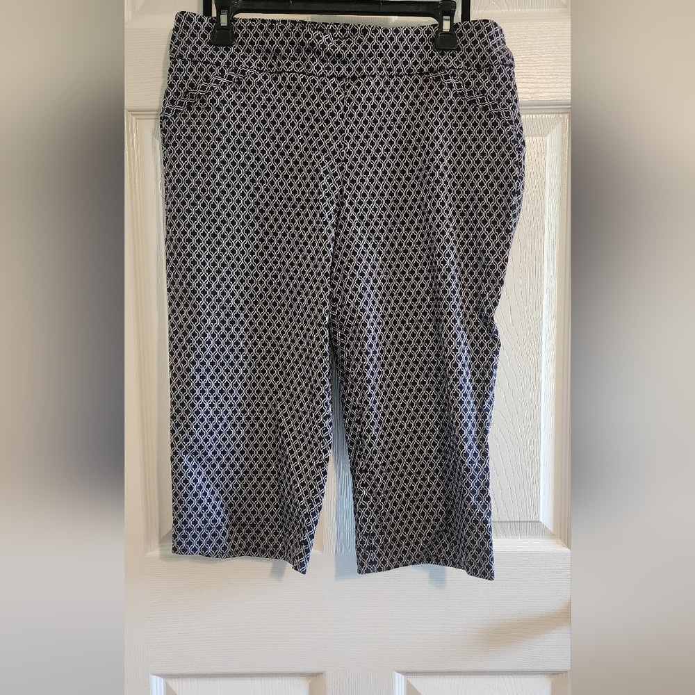 Black and White Diamond Pattern Cropped Capris